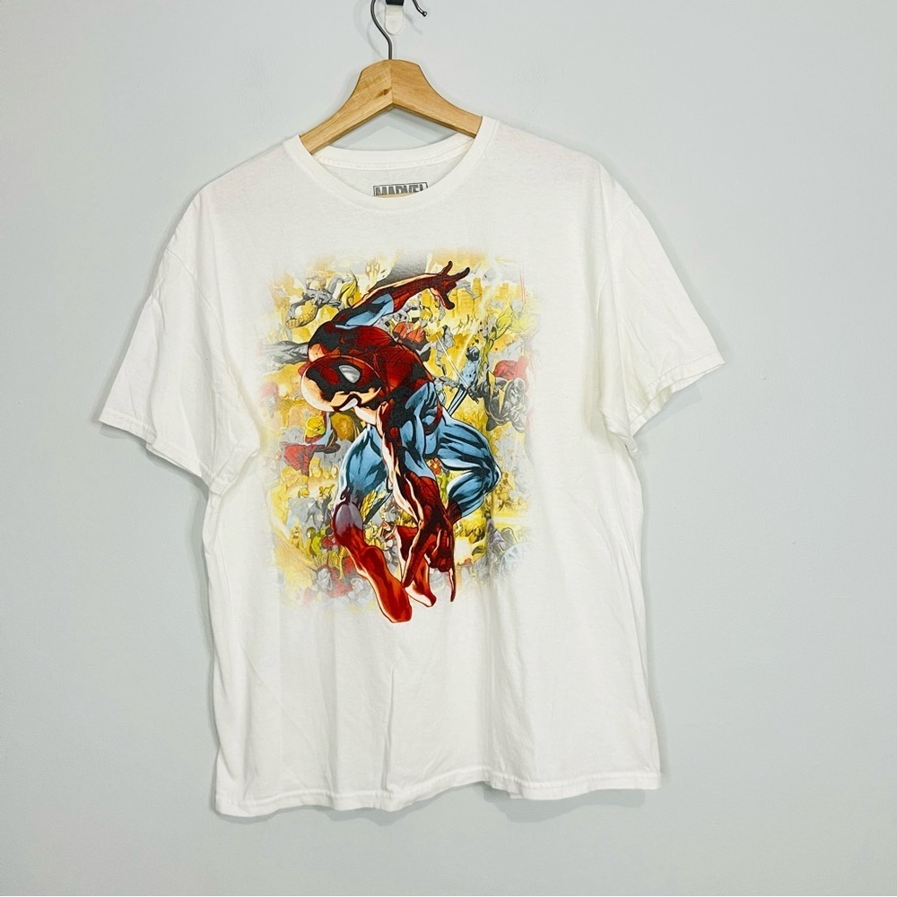 Marvel Spider-Man White and Red Graphic Tee Large